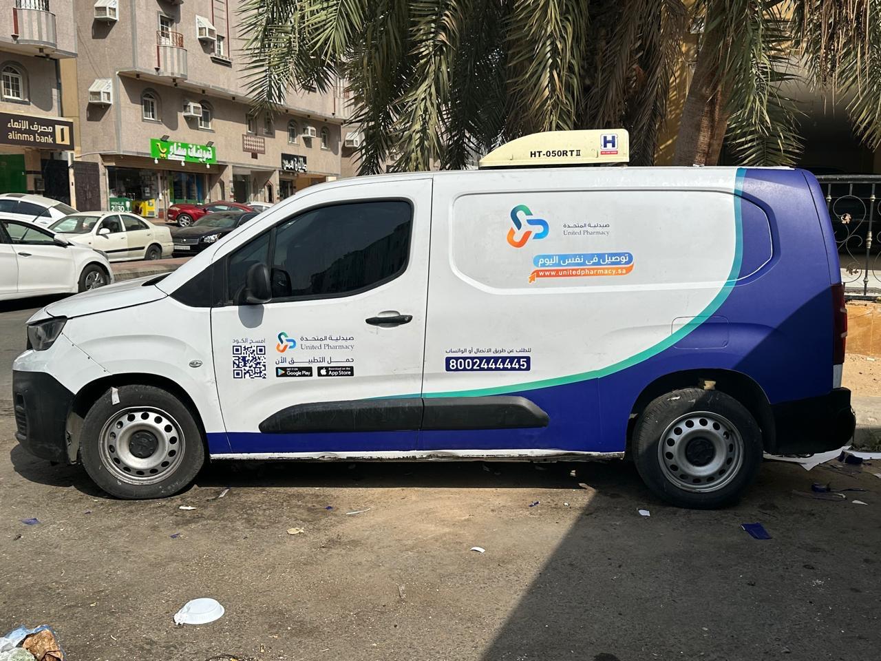 هوية إعلانية على مركبة تجارية